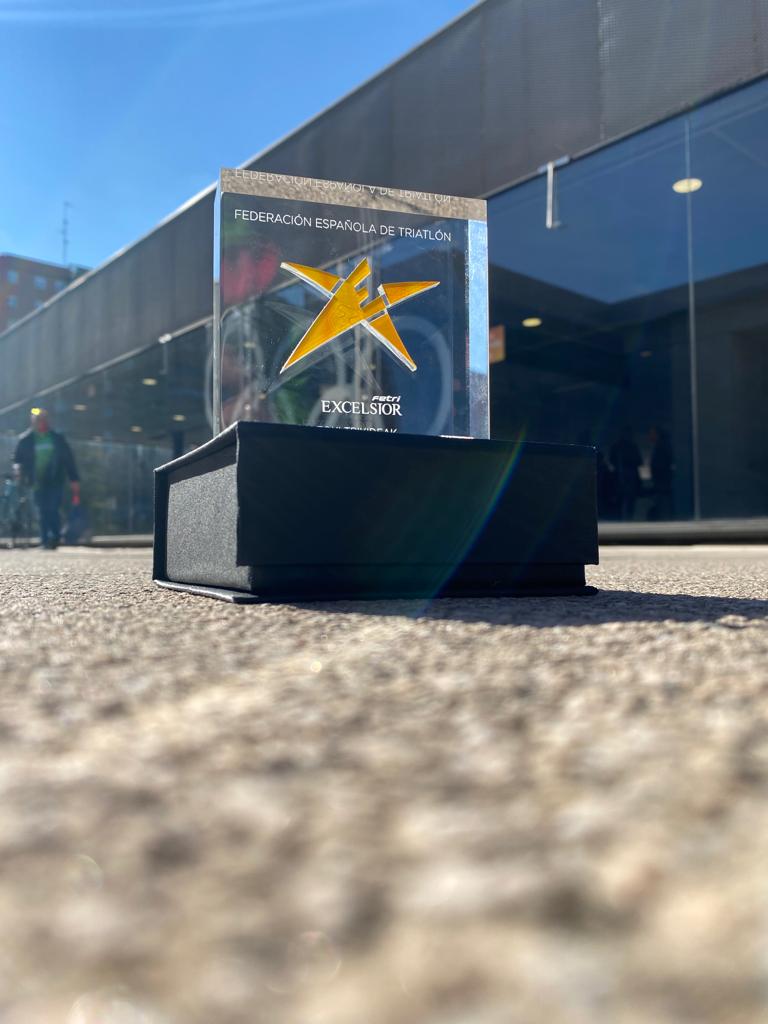 La escuela de triatlón de Saltoki Trikideak recibe en el COE el máximo reconocimiento de la Federación Española